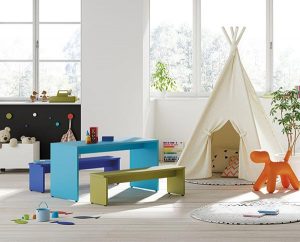 Dormitorio infantil mesa alargada y banquetas Pukka